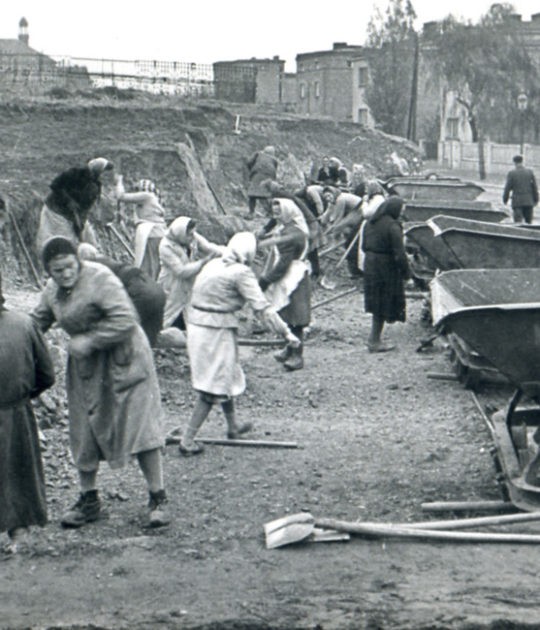 Niwelowanie terenu przy Saperskiej