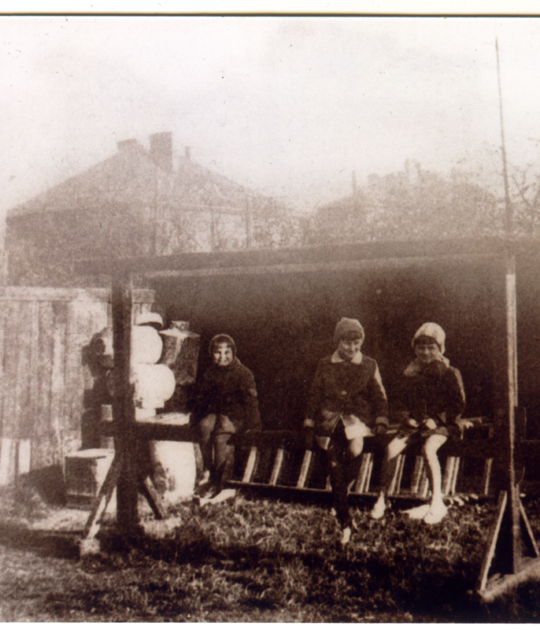 Małgorzata i Renata Staszewskie z Dorotą Dyrdał na trzepaku