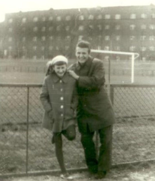 Roman Kucz z Renatą Wajnor przy boisku KS „Warta”