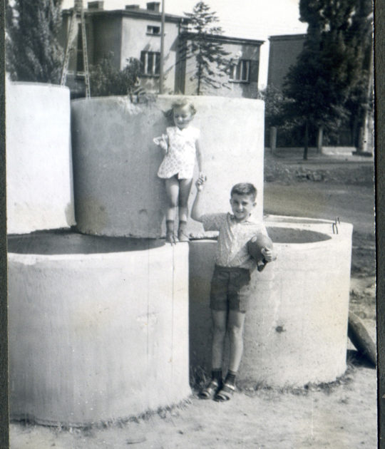 Betonowe studzienki przy Saperskiej