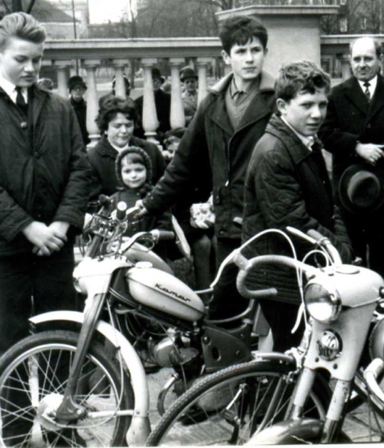 Poświecenie pojazdów przed kościołem księży Zmartwychwstańców