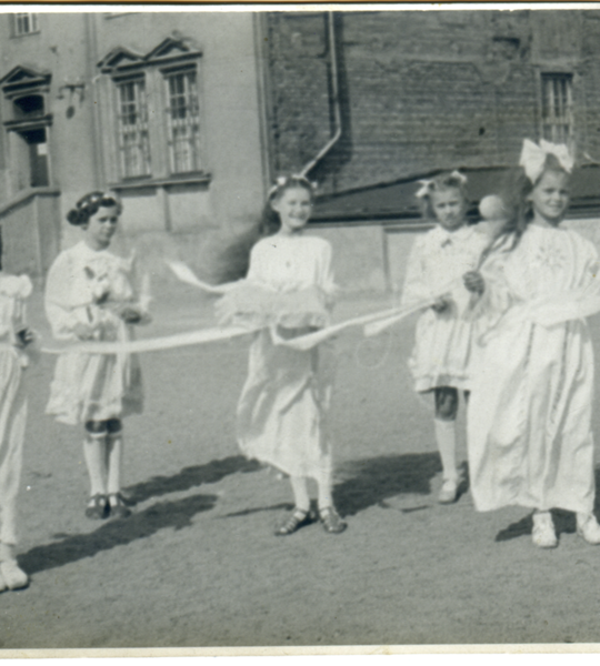 Komunia Teresy Zaremby w kościele księży Zmartwychwstańców