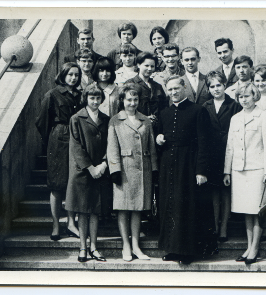 Maturzyści przed kościołem księży Zmartwychwstańców