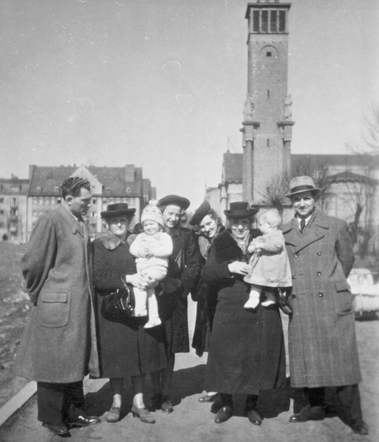 Rodzina Olejniczaków i Szeszułów przed dzwonnicą kościoła księży Zmartwychwstańców