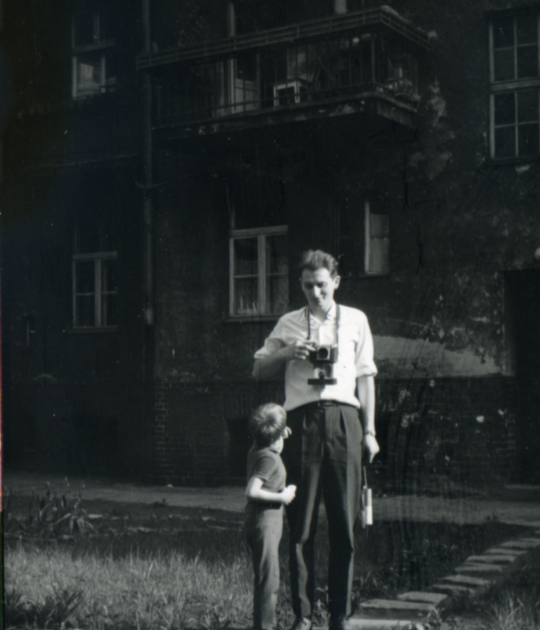 Bogdan i Marcin Zarembowie na podwórzu domu przy Langiewicza