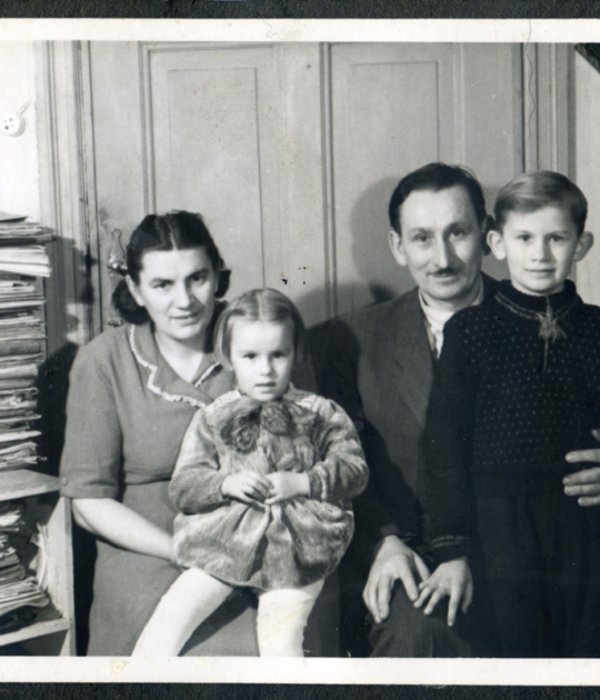 Rodzina Bartkowiaków w mieszkaniu przy Chłapowskiego