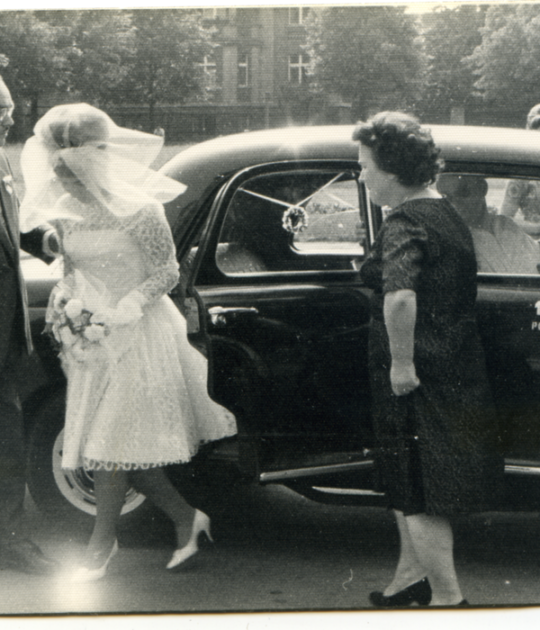 Emilia Bulska w sukni ślubnej przed kościołem księży Zmartwychwstańców