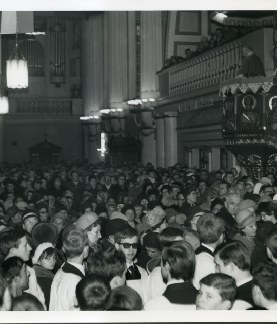 Prymas Stefan Wyszyński w kościele księży Zmartwychwstańców