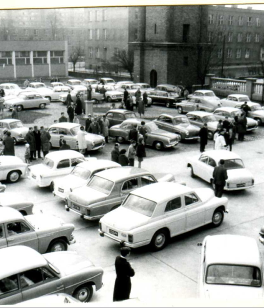 Poświecenie pojazdów przed kościołem księży Zmartwychwstańców