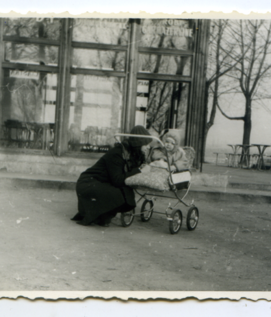 Barbara i Małgorzata Wilczyńskie na spacerze w parku