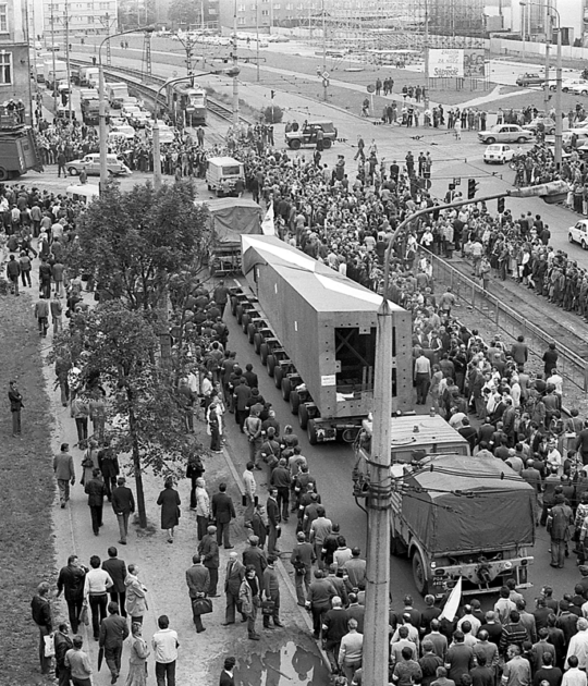 Pomnik Poznańskiego Czerwca 1956 roku na skrzyżowaniu Trasy Hetmańskiej z Dzierżyńskiego