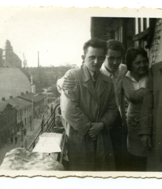 Wiesława Krzywińska na balkonie kamienicy przy Dzierżyńskiego