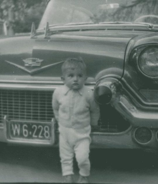 Wiesław Sommerfeld przy samochodzie marki Chevrolet