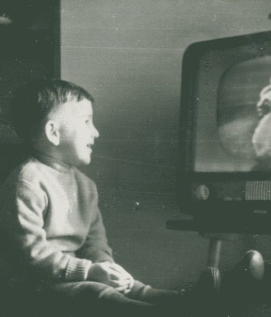 Wiesław Sommerfeld przy telewizorze marki Tesla