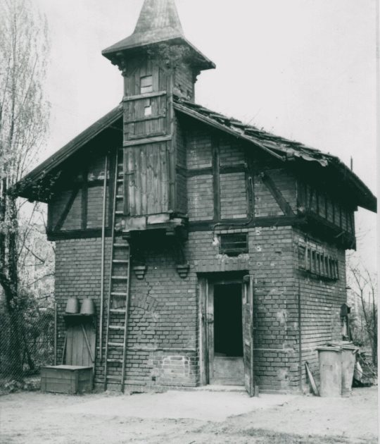 Budynek sąsiadujący z elektrownią