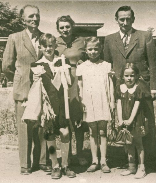 Rodzina Bartkowiaków w dniu Pierwszej Komunii Jerzego [Jerzyka]