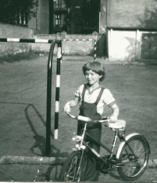 Patrycja Marcinek na podwórku