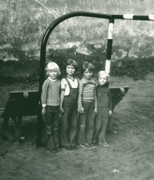 Patrycja Marcinek z kolegami na podwórku