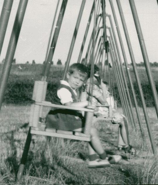 Joanna Mrowińska na huśtawkach