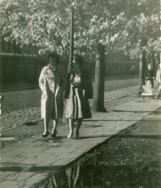 Emilia Mrowińska z przyjaciółką