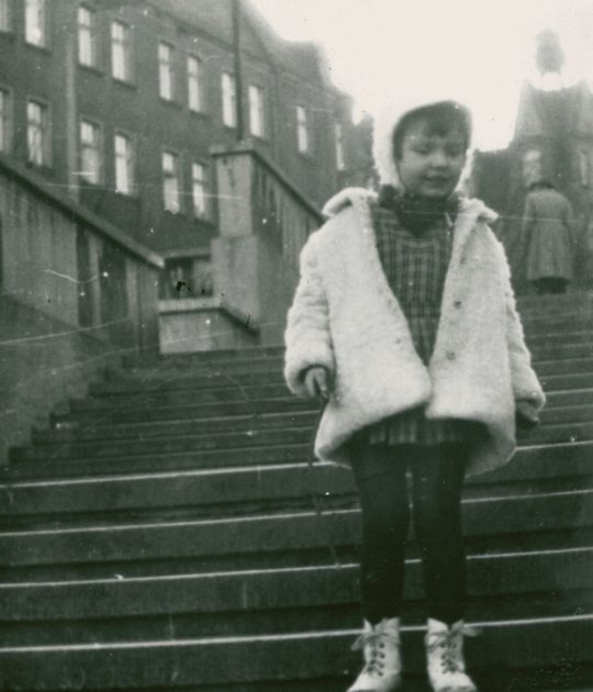 Joanna Mrowińska na schodach przy Dolinie