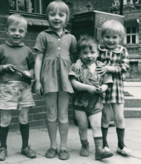 Dzieci przy poczcie na 28 Czerwca 1956 roku