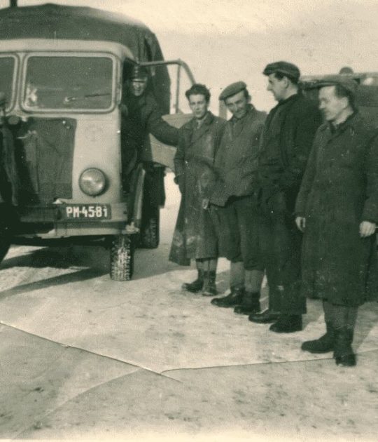 Józef Adamkiewicz z kolegami z pracy